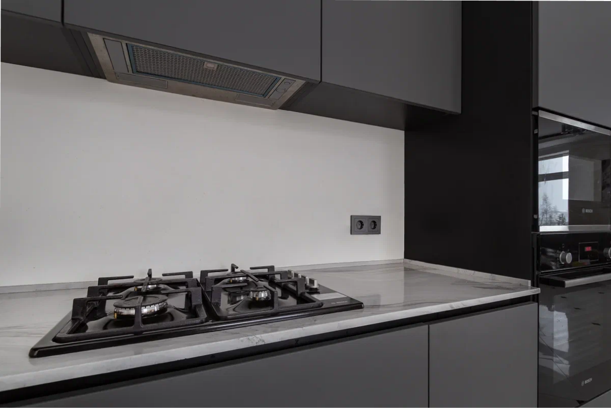Черная угловая минималистичная кухня МДФ Оникс под заказ от производителя